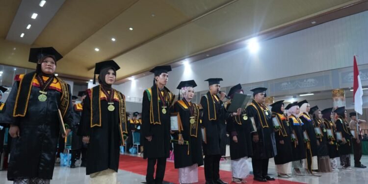 Pengukuhan 1.624 wisudawan dalam Sidang Senat Terbuka Wisuda Periode IV Tahun 2025.
