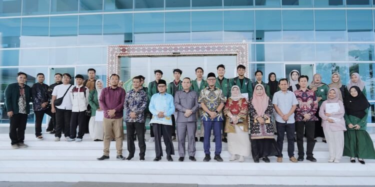 Sebanyak 38 mahasiswa UIN Raden Intan Lampung menerima bantuan pendidikan dari Anggota DPD RI Ahmad Bastian SY. Bantuan diminta dimanfaatkan untuk menunjang studi