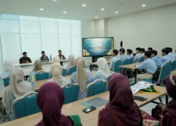 prosesi penyematan slempang secara simbolis dalam Sashing Ceremony di Ruang Meeting Lantai 1 Gedung Academic & Research Center, Kamis (16/04/2026).