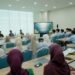 prosesi penyematan slempang secara simbolis dalam Sashing Ceremony di Ruang Meeting Lantai 1 Gedung Academic & Research Center, Kamis (16/04/2026).