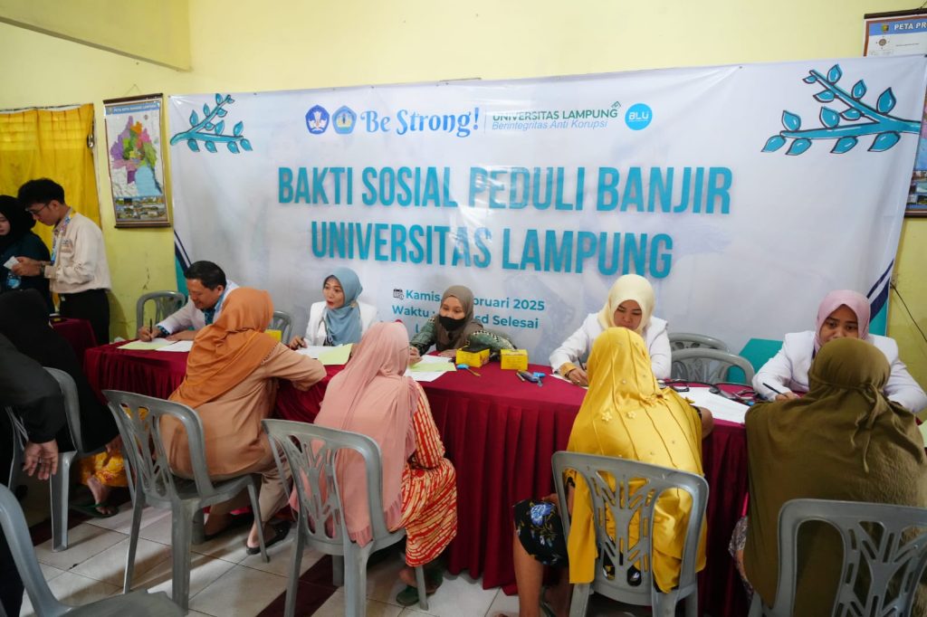 Unila Gelar Bakti Sosial bagi Korban Banjir di Cimeng