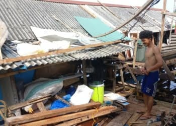 Ombak Besar Itu Lantak Rumah Risna dan Yanto
