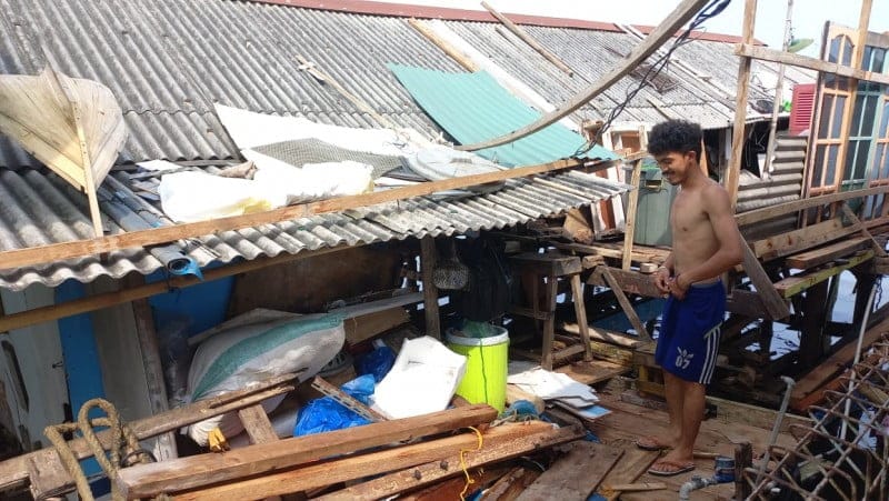 Ombak Besar Itu Lantak Rumah Risna dan Yanto