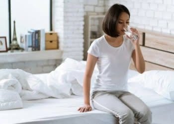 Ini Dia 5 Manfaat Minum Air Putih Setelah Bangun Tidur