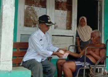 Jemput Bola Salurkan BLT DD terhadap Warga yang Mengalami Struk