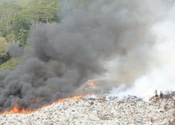 Kebakaran di TPA Bakung Terus Meluas