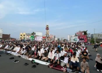 Massa Aksi Bersama Palestina Salat Ashar Berjamaah dan Doa Qunut di Area Tugu Adipura