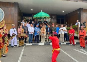 Masyarakat Adat Pernong Lampung Sambut Rombongan Rektor UGM