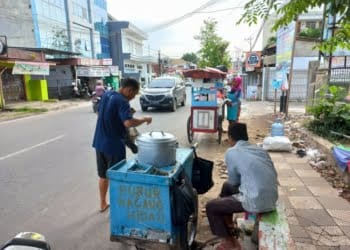 Mengais Rezeki dari Berjualan Bubur Demi Hidupi Keluarga