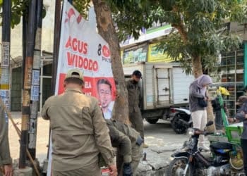 Pemkot dan Bawaslu Bandar Lampung Tertibkan APK dan APS Langgar Aturan