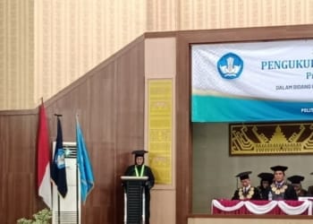 Polinela Kukuhkan Fitriani sebagai Guru Besar Ekonomi Pertanian