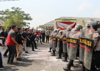 Polisi Simulasikan Sistem Pengamanan Kota di Kantor KPU Pringsewu