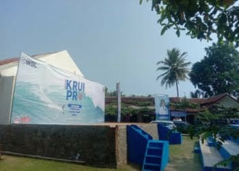 Tenaga Kebersihan di Tengah Kejuaraan Internasional WSL Krui Pro QS5000