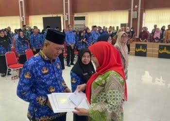 Wali Kota Bandar Lampung Serahkan 86 SK Pensiunan PNS