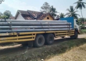 Warga Desa Jepara Lampung Timur Terima 12 Tiang Listrik PLN Permanen