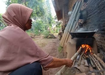 Warga Pinggiran Masih Masak Pakai Kayu Bakar