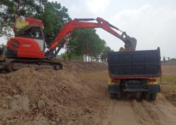 Antisipasi Banjir, Masyarakat Lampung Tengah Lakukan Peninggian Tanggul
