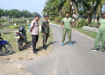 Babinsa Bahuga Bersama Bhabinkamtibmas dan Linmas Jaga Pos Perbatasan