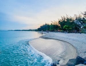Grand Elty Krakatoa Suguhkan Kenyamanan lewat Pesona Pantai yang Indah