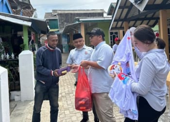 Hari Pertama Kampanye, TKD Prabowo-Gibran Bagi Susu ke Nelayan di Lampung