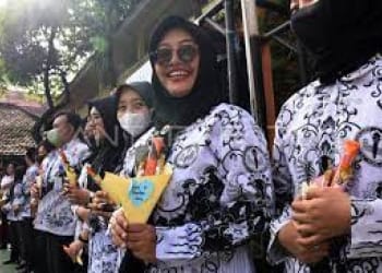 Ketimpangan Sekolah Negeri dan Swasta Masih Menjadi Persoalan Hari Guru Nasional