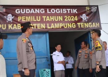 Personel Polres Lampung Tengah Jaga Gudang Logistik KPU