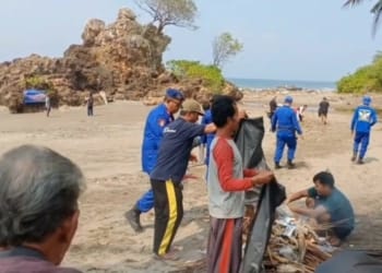 Satpolairud Polres Tanggamus dan Warga Bersihkan Sampah di Pantai Karang Bolong
