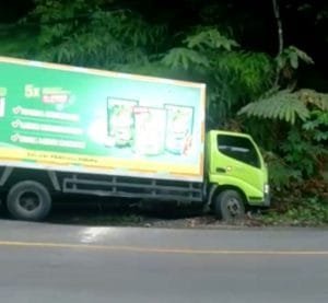 Truk Bermuatan Peralatan Rumah Tangga Amblas di Jalur Liwa-Krui