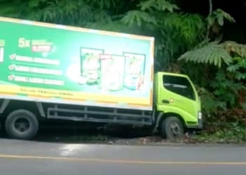 Truk Bermuatan Peralatan Rumah Tangga Amblas di Jalur Liwa-Krui
