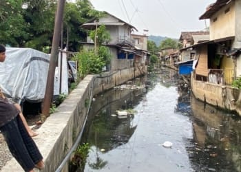 Tumpukan Sampah Penuhi Kali Kunyit Usai Hujan Lebat