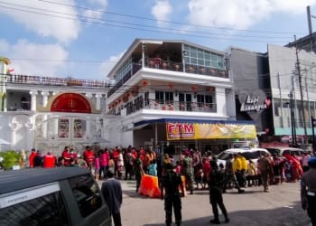 Warga Rela Antre Angpau dan Bingisan dari Wihara