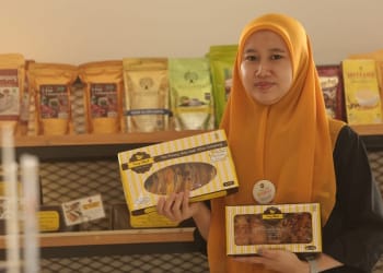 Yussy Akmal Angkat Kekayaan Lampung lewat Balutan Kue