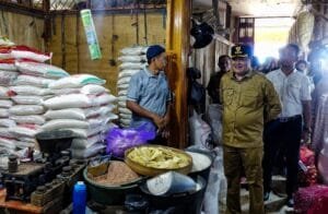 Bupati Lamteng Sidak Pasar Pastikan Stok Sembako Aman