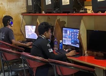 Menolak Mati Eksistensi Warung Internet