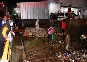 Wali Kota Bandar Lampung Tinjau Lokasi Banjir Hingga Subuh