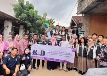 SMA Yayasan Pembina (YP) Unila membagikan bantuan kepada warga terdampak banjir di Perumahan Gelora Persada, Rajabasa Jaya, Bandar Lampung, Kamis, 29 Februari 2024.