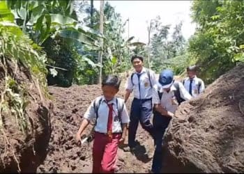 Jalan penghubung tertutup material longsor.