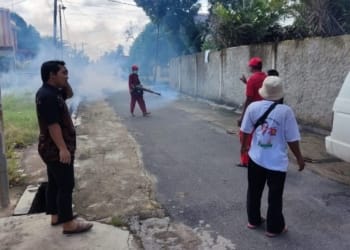 Warga Kampung Nambah Dadi Fogging Lingkungan Cegah DBD