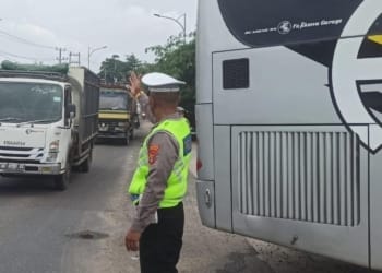 Bus mogok di exit tol Gunungsugih, Lampung Tengah.