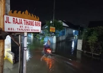 Jalan terendam banjir