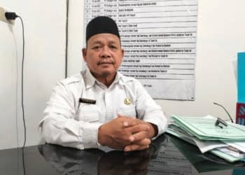 Kasi Penyelenggara Haji dan Umrah, Kemenag Lampung Timur, Liwon di ruang kerjanya, Senin, 26 Februari 2024. Lampost.co/Arman Suhada