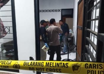 Polisi melakukan olah TKP