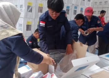 Distribusi Logistik Pemilu ke TPS Tersulit dan Terjauh di Tanggamus Pakai Perahu