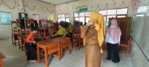 Hari Pertama Masuk Sekolah, SDN 2 Yukum Jaya Kerja Bakti Bersihkan Kelas