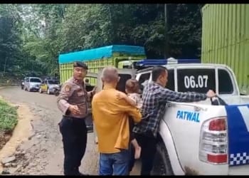 Terhalang Longsor, Wanita Melahirkan ini Dievakuasi Mobil Patroli