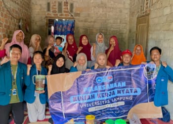 Mahasiswa KKN Unila Kenalkan ECO Enzyme Atasi Sampah di Margo Makmur Mesuji