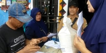 Penyaluran bantuan sosial (Bansos) program sembako untuk 15.578 keluarga penerima manfaat (KPM) di Kabupaten Pesisir Barat, Lampung.(Foto:Dok/Lampost.co)