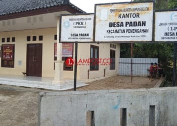 Protes Tak Ada Pembangunan, Warga Pandan Lampung Selatan Segel Kantor Desa