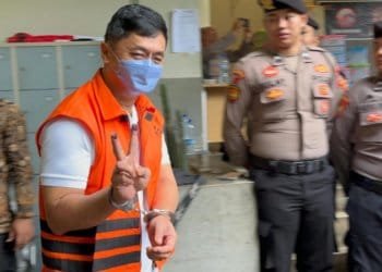 Usai Mencoblos, Tersangka Korupsi Berikan Salam 2 Jari