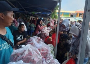 Pasar murah Disperindag Provinsi Lampung diserbu masyarakat Kota Metro. (Foto: Lampost co/Bambang Pamungkas)